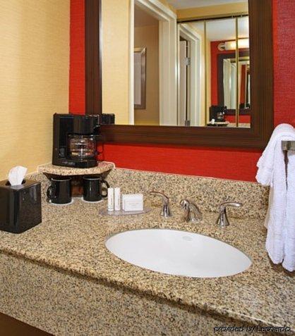 Courtyard Downtown Inner Harbor Hotel 3*